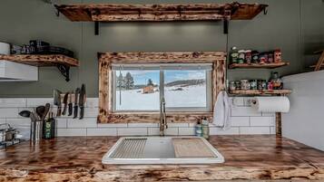 Fridge, oven, stovetop, coffee/tea maker
