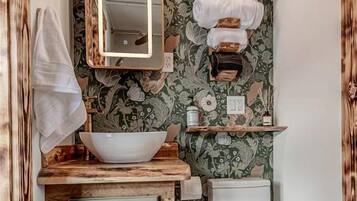 Towels, soap, shampoo, toilet paper