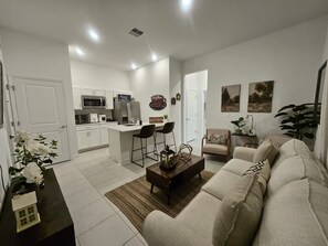 Living area - Cozy Suite in the Heart of Davenport, FL (Davenport)