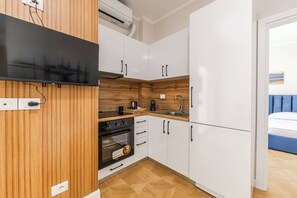 Kühlschrank, Ofen, Herdplatte, Wasserkocher mit Kaffee-/Teezubehör