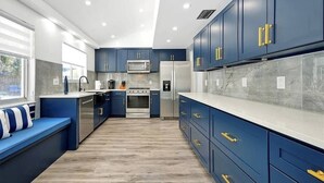 Cafetera/tetera, refrigerador, microondas, horno