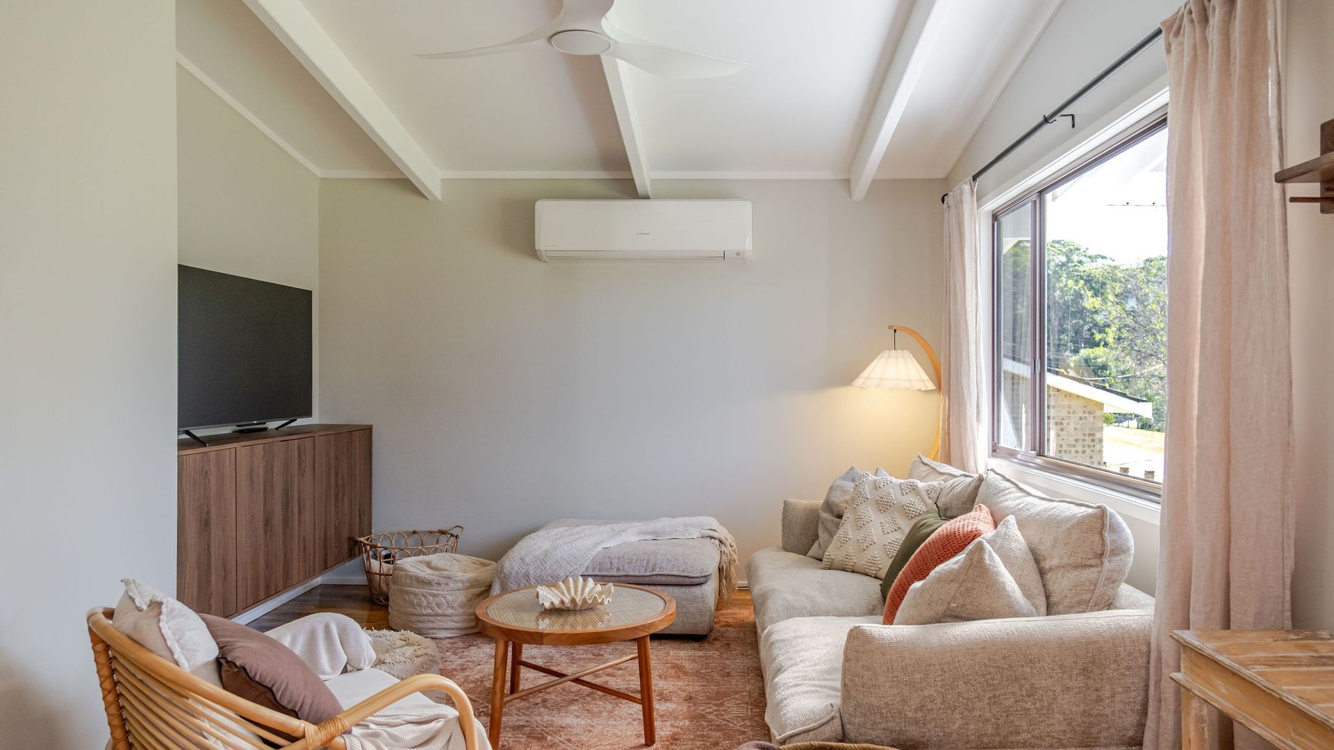Salt & Sunday - Stylish 3-bedroom With Indoor Cocktail Bar, Walk To The Beach! - Mollymook