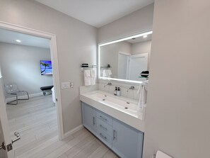 Dusche, Haartrockner, Handtücher, Toilettenpapier