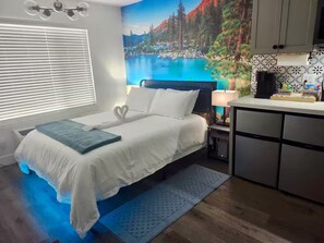 Room - Near Airport, Hospital, 58” TV Apt 151 (Reno)
