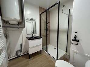 Bathroom - Vrbo Property (ST CAST LE GUILDO)