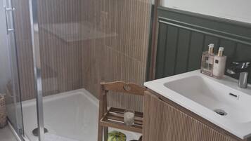 Douche, sèche-cheveux, serviettes fournies, savon