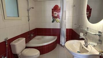 Douche, baignoire à jets, bidet, serviettes fournies