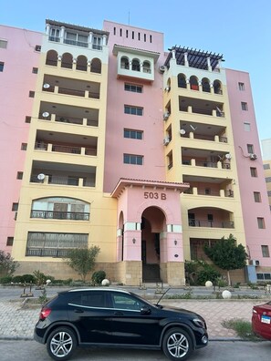 Exterior - Modern 2-bedroom Apt | Dreamland Golf & Pool View (Giza Governorate)