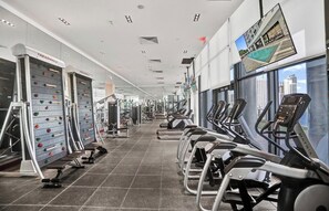 Ein Fitnessstudio mit Laufbändern, Ergometer und Kletterwänden.