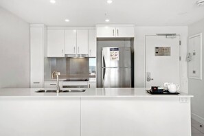 Wasserkocher mit Kaffee-/Teezubehör, Kühlschrank, Mikrowelle, Ofen