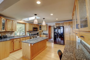 Coffee/tea maker, fridge, microwave, oven - Lakefront Beach & Sauna Retreat (Baxter)
