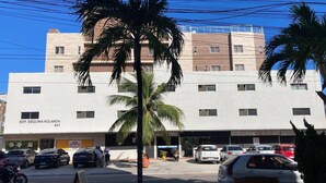A multi-story building with a sign reading 'EDF. ESQUINA HOLANDA 441'.