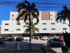 Um edifício de vários andares com uma placa indicando 'EDF. ESQUINA HOLANDA 441'.