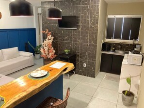 基本雙人或雙床房 | 起居區 | 32-吋電視，提供有線頻道