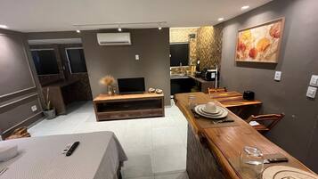 Eenvoudige kamer, 1 twee- of 2 eenpersoonsbedden | Een strijkplank/strijkijzer, gratis wifi, beddengoed