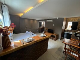 Uma cozinha moderna com uma ilha central, eletrodomésticos embutidos e uma área de refeições.