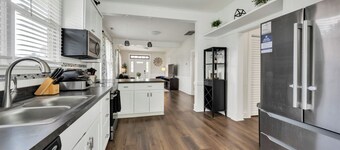 Cozy 2BR Near Buckroe Beach • Porch Swing Retreat