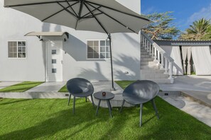 Terrace/patio - Convenient 1-bedroom apartment with AC in charming Noord (Noord)