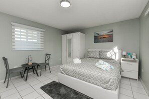 1 bedroom, iron/ironing board, WiFi, bed sheets - Convenient 1-bedroom apartment with AC in charming Noord (Noord)