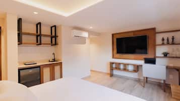 Superior Suite | Iron/ironing board, free WiFi