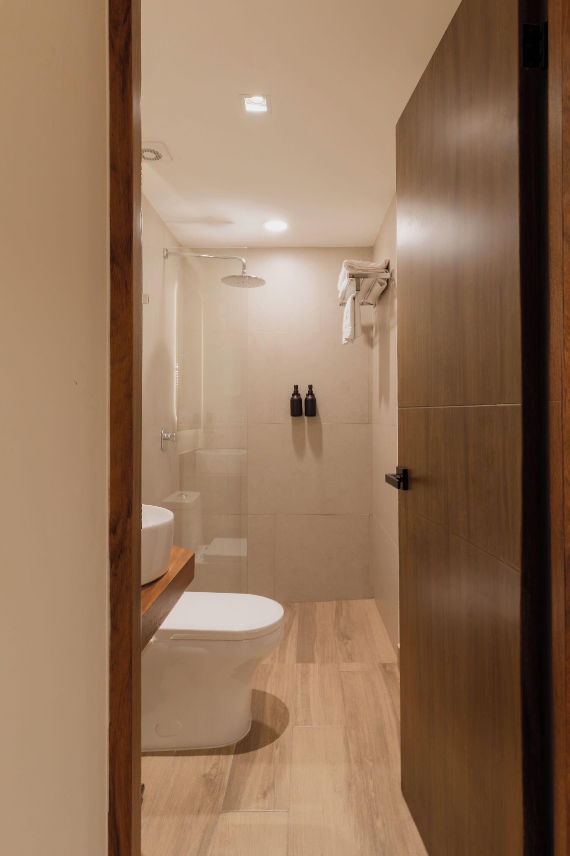 Ein modernes Badezimmer mit Toilette, Waschbecken und Dusche.