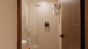 Ein modernes Badezimmer mit Toilette, Waschbecken und Dusche.