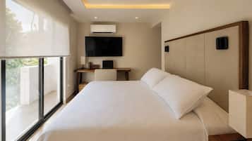 Deluxe Room | Iron/ironing board, free WiFi