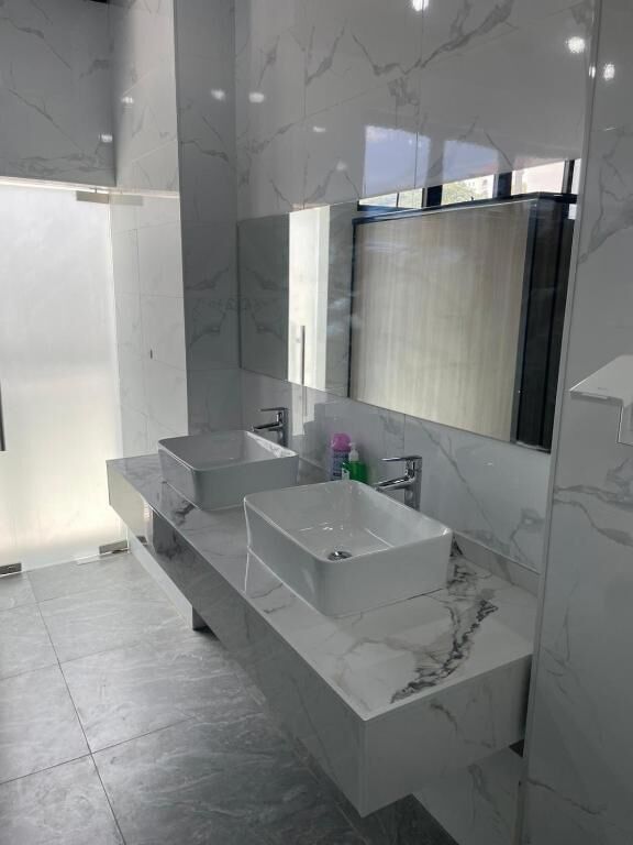 Dusche, kostenlose Toilettenartikel, Bidet, Handtücher