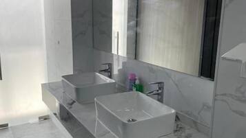 Dusche, kostenlose Toilettenartikel, Bidet, Handtücher