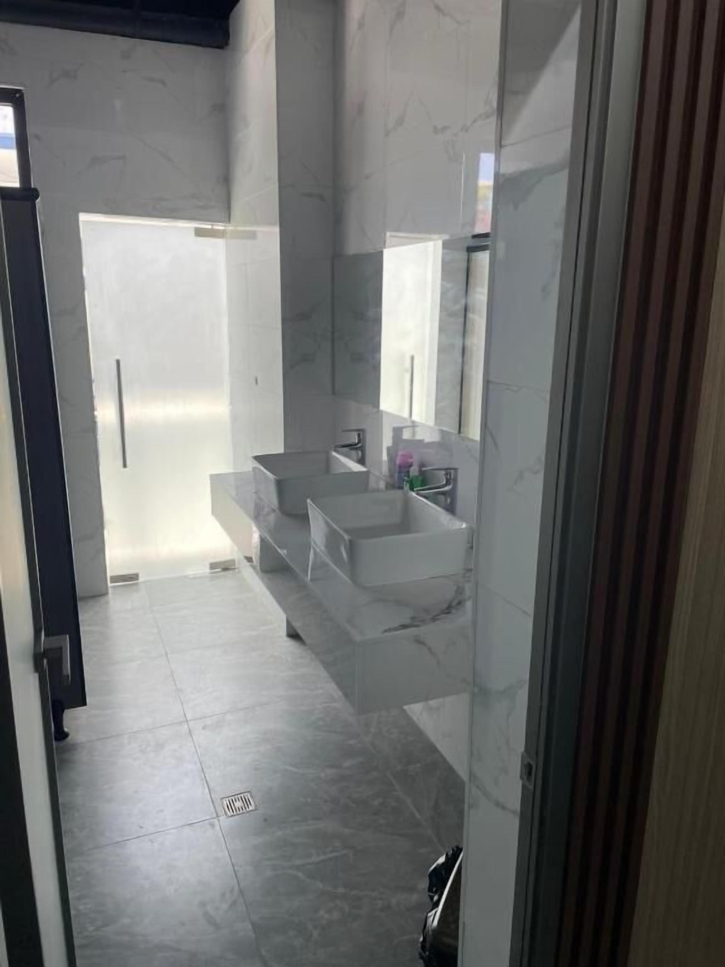 Dusche, kostenlose Toilettenartikel, Bidet, Handtücher