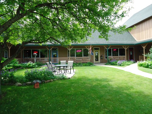West Bayshore Village Two bedroom 1 bath apartment in the heart of wine country 