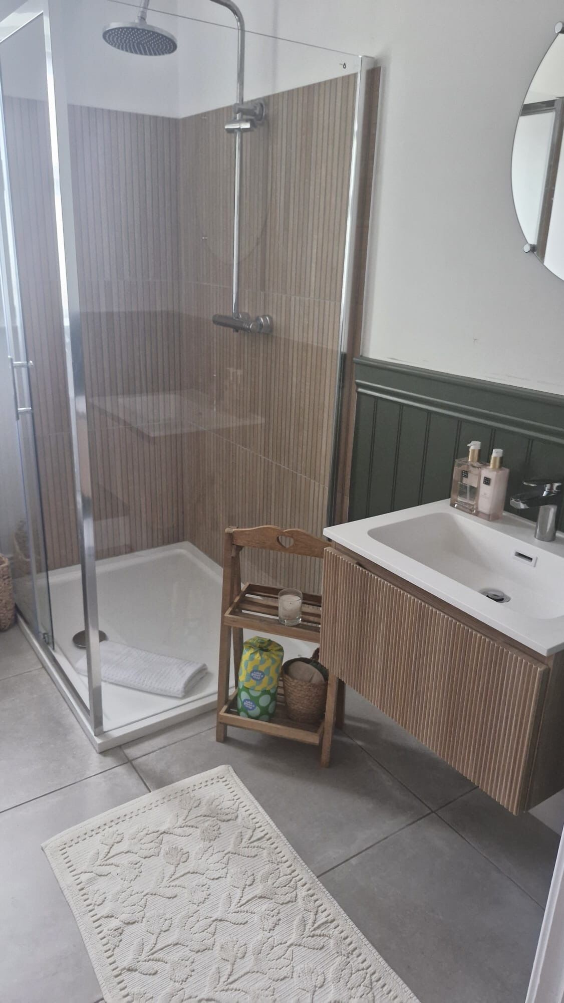 Douche, sèche-cheveux, serviettes fournies, savon