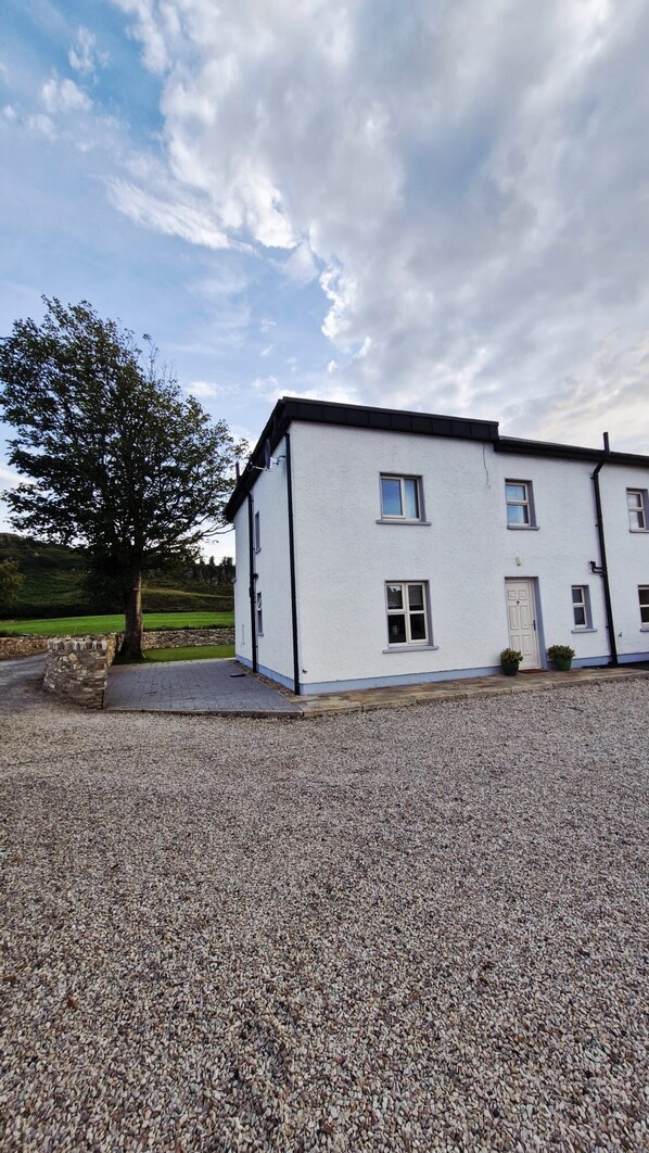 Exterior - Flat roof 2 bedroom house (DL)