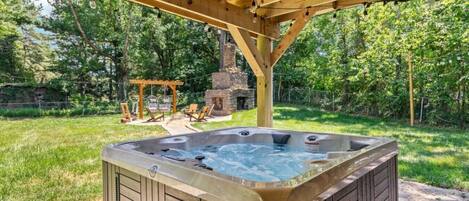 Outdoor spa tub
