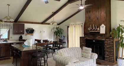 Lakefront! Gorgeous 3-bedroom house with AC in charming Montello- Buffalo Lake.