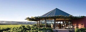 A vineyard with a gazebo structure. - Mclaren Vale Studio Apartments (Adelaide)