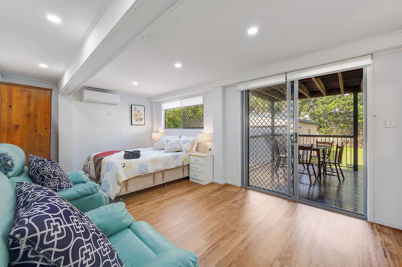 4 bedrooms, iron/ironing board, WiFi, bed sheets