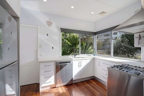 Fridge, microwave, oven, stovetop - Verney Beachside Getaway (Kings Beach)