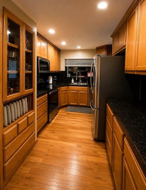 Private kitchen - The Beacon Retreat Pool, Hot Tub, Outdoor Kitchen, Sleeps 9 (Grants Pass)