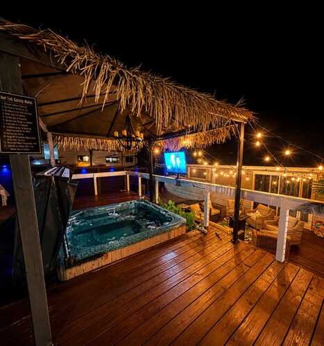     The Beacon Retreat Pool, Hot Tub, Outdoor Kitchen, Sleeps 9