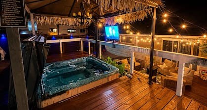The Beacon Retreat Pool, Hot Tub, Outdoor Kitchen, Sleeps 9