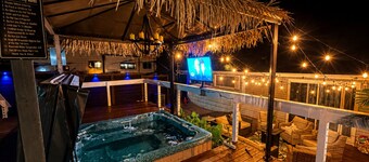 The Beacon Retreat Pool, Hot Tub, Outdoor Kitchen, Sleeps 9