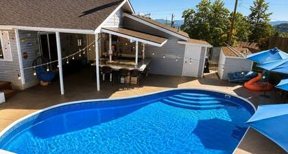 The Beacon Retreat Pool, Hot Tub, Outdoor Kitchen, Sleeps 9