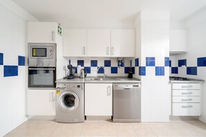 Wasserkocher mit Kaffee-/Teezubehör, Kühlschrank, Mikrowelle, Ofen