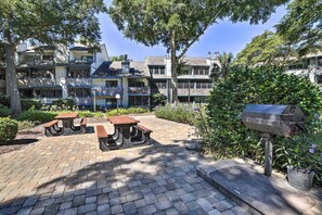 Outdoor dining - Spacious 2BR Condo!  Walk To The Pier & Beach! (Myrtle Beach)