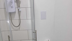 A bathroom with a glass-enclosed shower, a toilet, and a sink. - City Centre ,En-Suit,Double Room -1, City View Place (Cambridge)