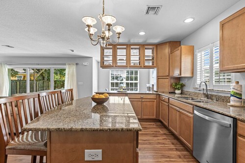Gorgeous Pet‑Friendly 3BR Home • Vero Beach • Patio & Grill 🐕🌴