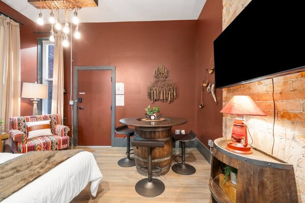 Iron/ironing board, WiFi, bed sheets - StayRodeo | Republic | Red (Cincinnati)