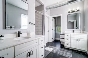 Bathroom - Chic Condo Sleeps 10 w/Parking (Cincinnati)