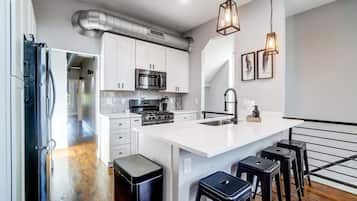 Coffee/tea maker, fridge, microwave, oven